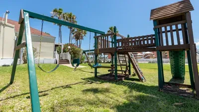 Family Condo - Pool, Jacuzzi & BBQ - Walk to Beach - image 163 of 194