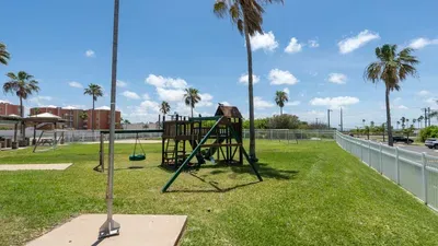 Family Condo - Pool, Jacuzzi & BBQ - Walk to Beach - image 152 of 194