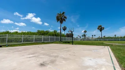 Family Condo - Pool, Jacuzzi & BBQ - Walk to Beach - image 155 of 194