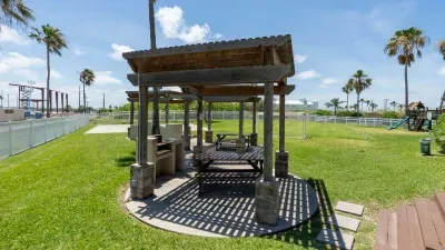 Family Condo - Pool, Jacuzzi & BBQ - Walk to Beach - image 124 of 194