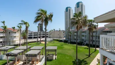 Family Condo - Pool, Jacuzzi & BBQ - Walk to Beach - image 83 of 194