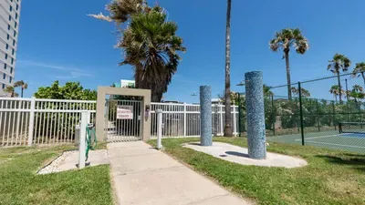 Family Condo - Pool, Jacuzzi & BBQ - Walk to Beach - image 95 of 194
