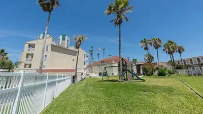 Family Condo - Pool, Jacuzzi & BBQ - Walk to Beach - image 168 of 194