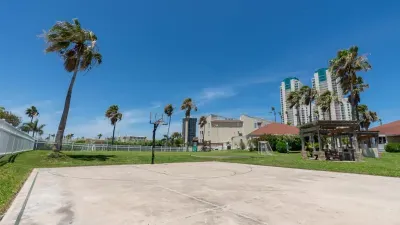 Family Condo - Pool, Jacuzzi & BBQ - Walk to Beach - image 153 of 194