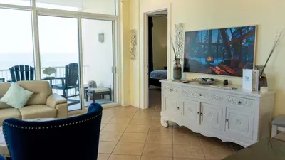A bright, coastal living space with soft tones, natural light & an easy flow that feels instantly welcoming. The simple décor & open layout create a calm, relaxed atmosphere, making it a comfortable spot to unwind and enjoy the view at your own pace.