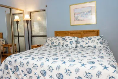 Calm & Comfortable Stay
Bright, tidy bedroom with a plush bed, mirrored closet, and cozy seating. A peaceful, well‑kept space ideal for unwinding after a day out.