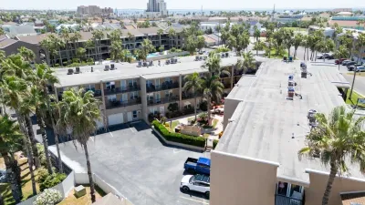 2BR Half Block to Beach, Garage, Heated Pool - image 87 of 103