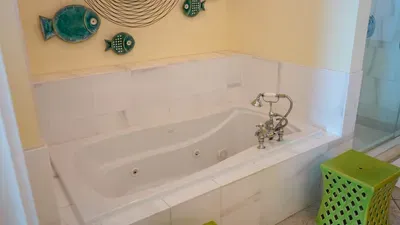 A bright, simple bathroom with soft tones and a relaxed layout that keeps the space feeling easy and welcoming. The clean styling and gentle details create a calm, unhurried atmosphere, offering a comfortable spot to refresh throughout the stay.