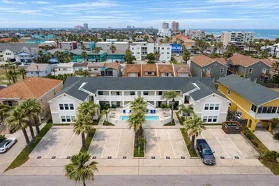 Modern Coastal Retreat with Pool & Parking – Steps from Beach, Dining & Entertainment. Spacious 2BR Units, Palm-Lined Courtyard, Ideal for Families & Groups.
