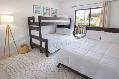 Spacious Coastal Retreat | Sleeps 6 | Balcony Views & Natural Light | Bunk + Queen Beds | Walk to Beach & Dining