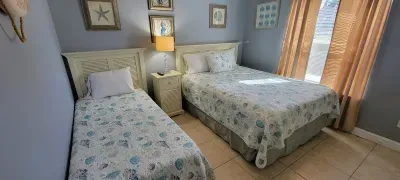 EZ Walk to Beach " Modern 2 bedroom " Sleeps Many - image 51 of 76