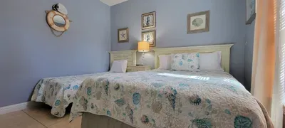 EZ Walk to Beach " Modern 2 bedroom " Sleeps Many - image 48 of 76