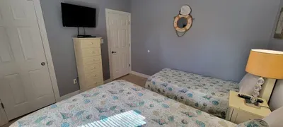 EZ Walk to Beach " Modern 2 bedroom " Sleeps Many - image 46 of 76