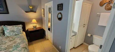 EZ Walk to Beach " Modern 2 bedroom " Sleeps Many - image 37 of 76