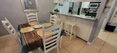 EZ Walk to Beach " Modern 2 bedroom " Sleeps Many - image 16 of 76