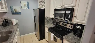 EZ Walk to Beach " Modern 2 bedroom " Sleeps Many - image 14 of 76