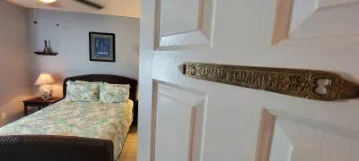 EZ Walk to Beach " Modern 2 bedroom " Sleeps Many - image 38 of 76