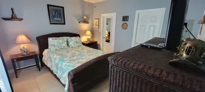 EZ Walk to Beach " Modern 2 bedroom " Sleeps Many - image 40 of 76