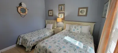 EZ Walk to Beach " Modern 2 bedroom " Sleeps Many - image 49 of 76