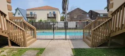 EZ Walk to Beach " Modern 2 bedroom " Sleeps Many - image 76 of 76