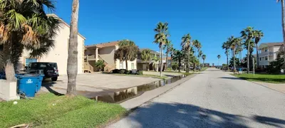 EZ Walk to Beach " Modern 2 bedroom " Sleeps Many - image 65 of 76