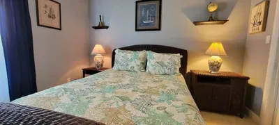 EZ Walk to Beach " Modern 2 bedroom " Sleeps Many - image 44 of 76