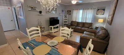 EZ Walk to Beach " Modern 2 bedroom " Sleeps Many - image 31 of 76