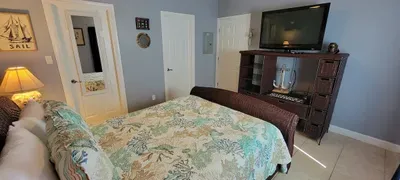 EZ Walk to Beach " Modern 2 bedroom " Sleeps Many - image 42 of 76