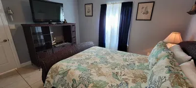 EZ Walk to Beach " Modern 2 bedroom " Sleeps Many - image 41 of 76