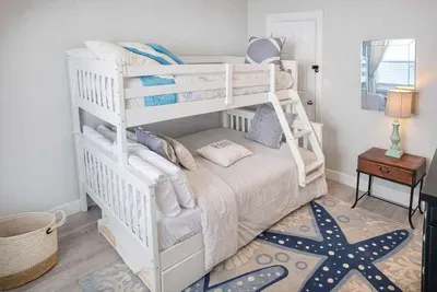 Coastal Bunk Retreat | Sleeps 3 | Starfish Rug | Bright & Beachy | Walk to Shoreline
