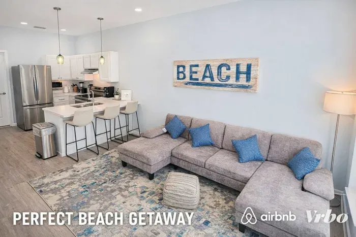 Modern Coastal Retreat – Steps from the Beach, Bright Open Layout, Fully Equipped Kitchen, Sleeps 6 Comfortably, Ideal for Families or Small Groups