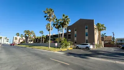 2BR Half Block to Beach, Pool Hot Tub Patio SPI - image 14 of 135