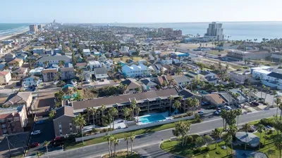 2BR Half Block to Beach, Pool Hot Tub Patio SPI - image 124 of 135