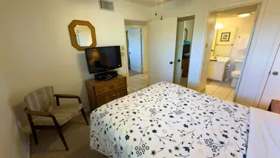 2BR Half Block to Beach, Pool Hot Tub Patio SPI - image 67 of 135