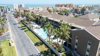 2BR Half Block to Beach, Pool Hot Tub Patio SPI - image 121 of 135