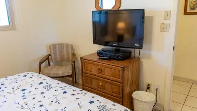 2BR Half Block to Beach, Pool Hot Tub Patio SPI - image 68 of 135