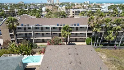 2BR Half Block to Beach, Pool Hot Tub Patio SPI - image 114 of 135