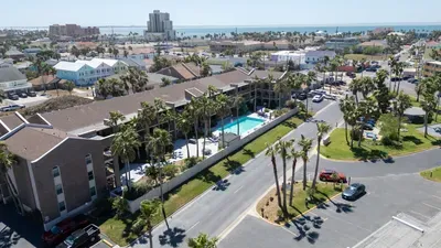 2BR Half Block to Beach, Pool Hot Tub Patio SPI - image 113 of 135