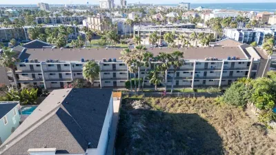 2BR Half Block to Beach, Pool Hot Tub Patio SPI - image 128 of 135