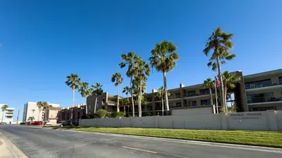 2BR Half Block to Beach, Pool Hot Tub Patio SPI - image 13 of 135