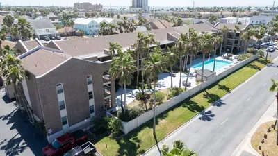2BR Half Block to Beach, Pool Hot Tub Patio SPI - image 117 of 135