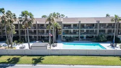 2BR Half Block to Beach, Pool Hot Tub Patio SPI - image 110 of 135