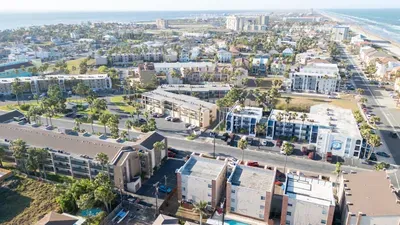 2BR Half Block to Beach, Pool Hot Tub Patio SPI - image 127 of 135