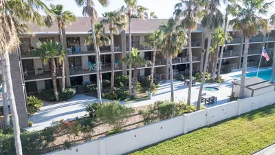 2BR Half Block to Beach, Pool Hot Tub Patio SPI - image 133 of 135
