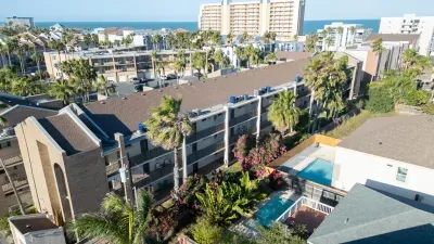 2BR Half Block to Beach, Pool Hot Tub Patio SPI - image 132 of 135