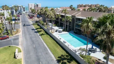 2BR Half Block to Beach, Pool Hot Tub Patio SPI - image 112 of 135
