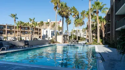 2BR Half Block to Beach, Pool Hot Tub Patio SPI - image 104 of 135