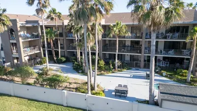 2BR Half Block to Beach, Pool Hot Tub Patio SPI - image 131 of 135