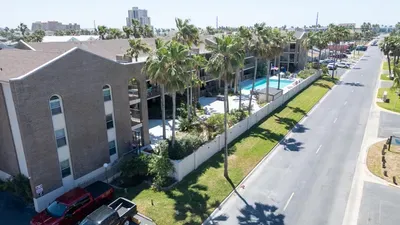 2BR Half Block to Beach, Pool Hot Tub Patio SPI - image 120 of 135