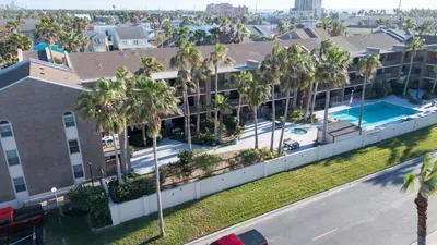 2BR Half Block to Beach, Pool Hot Tub Patio SPI - image 130 of 135